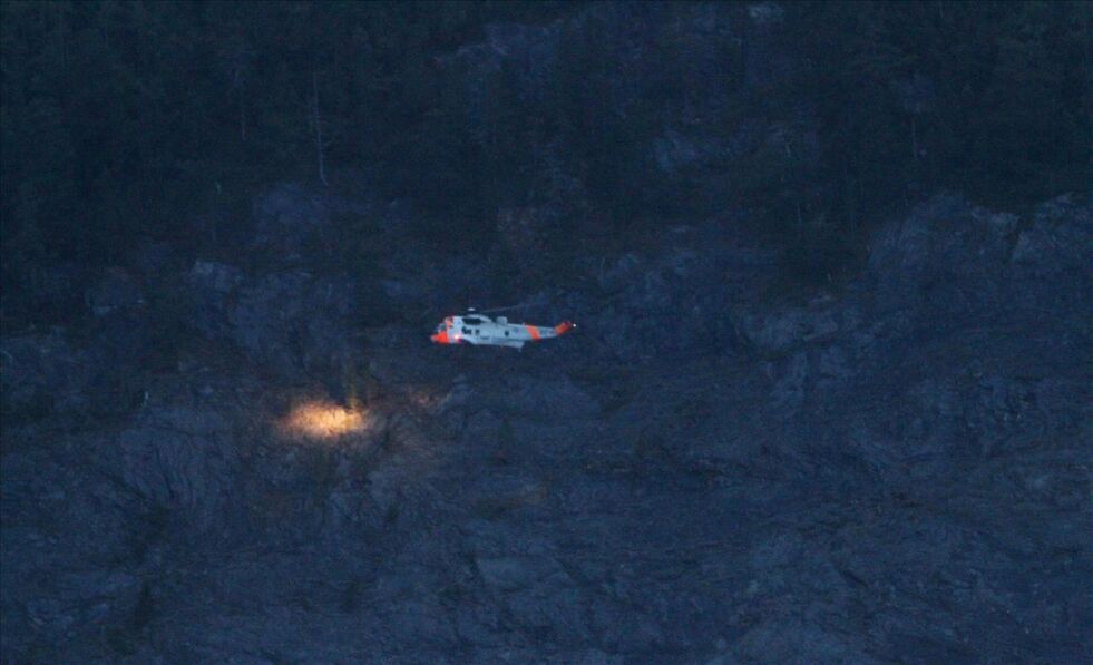 REDDES AV SEA KING. Redningshelikopteret rykket ut til Storflåget for å hente ut en bortkommen mann i natt.
 Foto: Knut F. Olsen