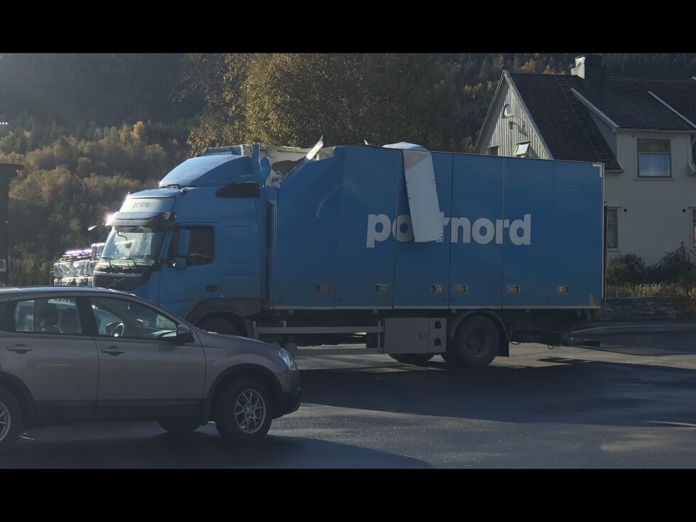 REV AV TAKET. Lastebilen som traff taket på bensinpumpa på Storjord, fikk store skader på kassen.
 Foto: Victoria Finstad