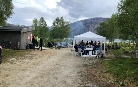 GRILLFEST. Det bruker å komme en del folk på Kobbavtn Utmarkslag sin årlige grillfest.
 Foto: Sørfold kommune