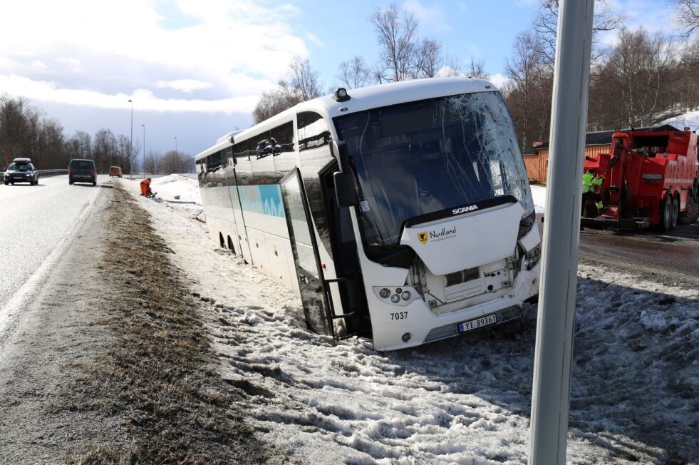 Ingen av de 13 passasjerene skal ha blitt skadet da denne bussen havnet i grøfta på Klungset onsdag 5. april. Foto: Bjørn L. Olsen