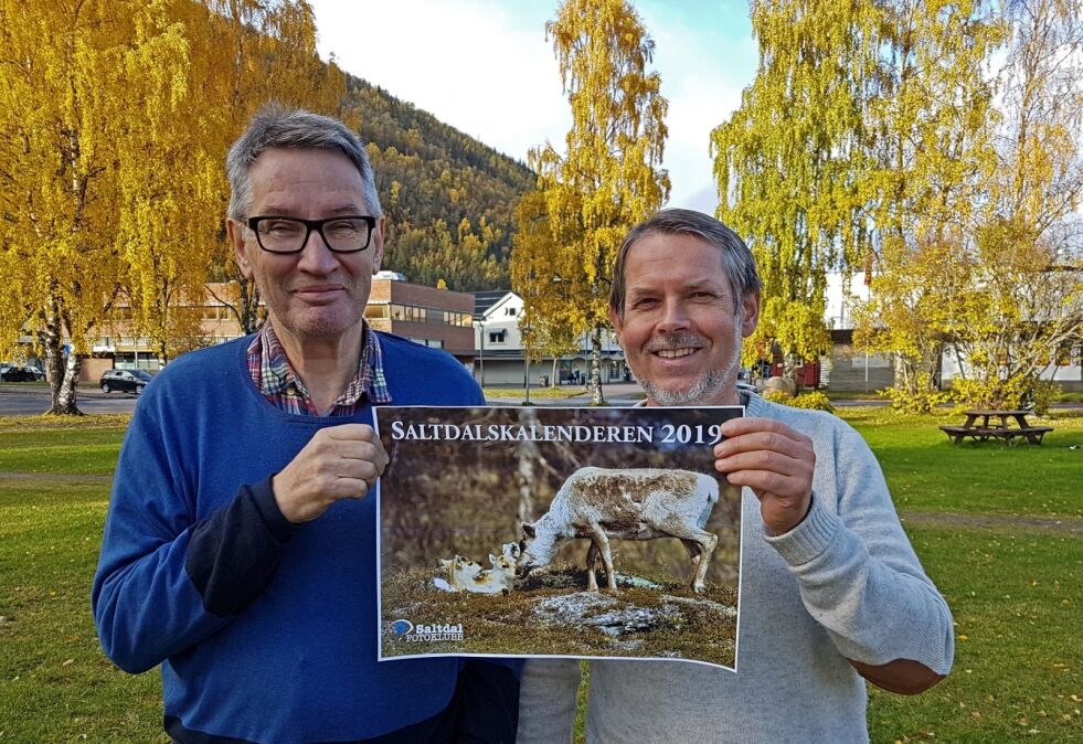 FLOTT. Saltdal fotoklubb har laget til en ny fotokalender for neste år. Lars Skjelstad og Trond Loge viser fram et eksemplar av kalenderen.