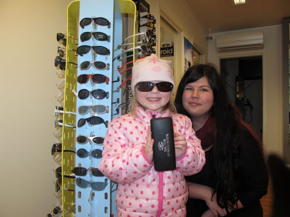 FORNØYD. Lovise Johanne Holmegård (4)  har sikret seg solbriller til påske. Her sammen med butikkmedarbeider Maria Jørgensen på Salten Synssenter. Foto: Frank Øvrewall