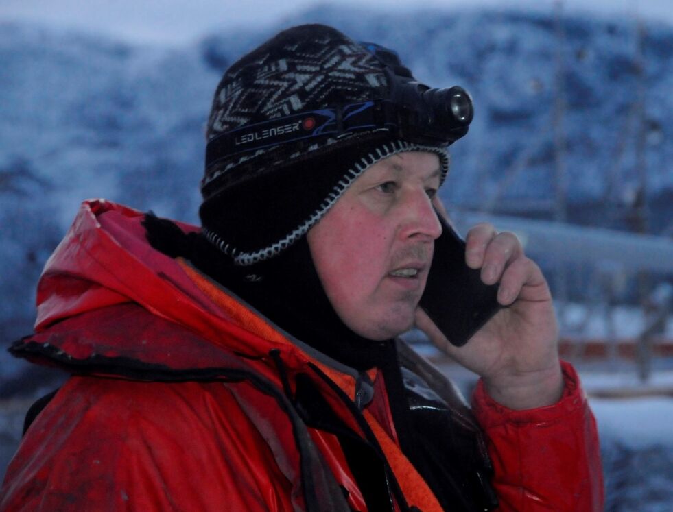 MANGE VIL HA. Telefonen ringer ofte hos Bård Larsen fra folk som vil ha fisk. Dette bildet er tatt i desember ifjor, da var det mange som ønsket "julekveite".
 Foto: Arild Bjørnbakk