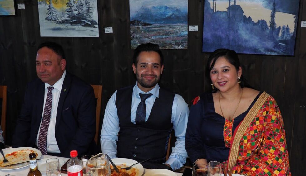 GLEDER SEG. Amandeep Singh (i midten) ser store muligheter for å utvikle bedriften når familien nå har kjøpt Beiarn kro og hotell på Storjord.
 Foto: Beiarn Eiendom