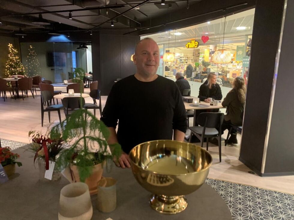 VIL UT. Jan Kåre Gabrielsen har startet Nosh café på Amfi. Nå har han søkt om å få lage uteservering ved spisestedet, men politiet mener det vil ta opp for mye plass på fortauet.
 Foto: Frank Øvrewall