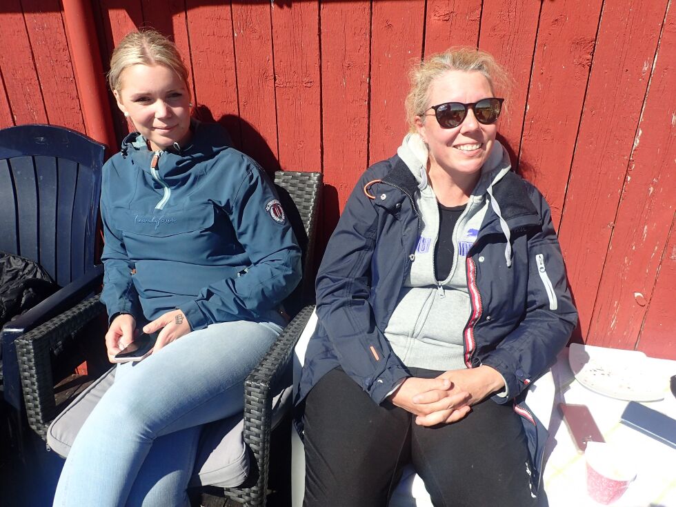 4H-KLUBB. Amanda (t.v.) og Marita Hammernes ved Stall Elverhøy i Valnesfjord samarbeider med 4H om et aktivitetstilbud på gården første tirsdag i hver måned.
 Foto: 4H