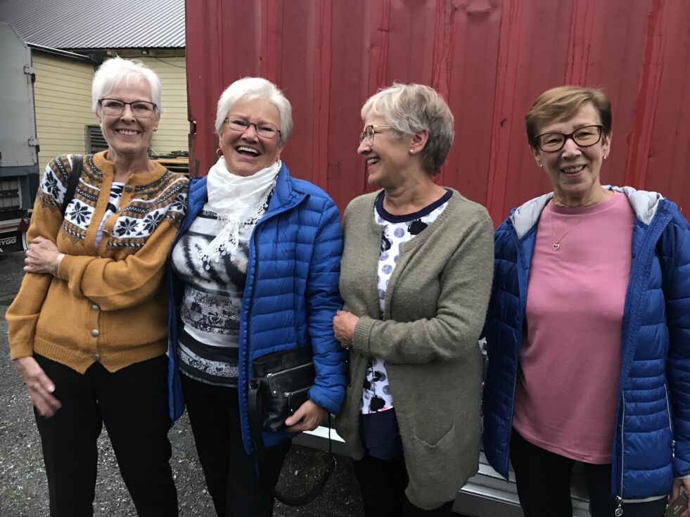 Aud Pettersen, Torild Pettersen, Jorun Olsen og Anita Knoph tok turen til politisk kafé for å lytte til politikerne.
 Foto: Sylvia Bredal