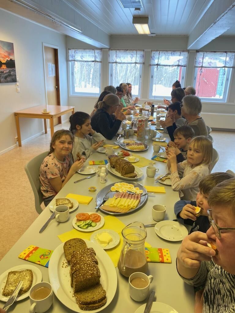 TRADISJON. Barn og voksne fra Nordsia oppvekstsenter koste seg med påskelunsj hos sanitetsforeningen før helga. Alle foto: Per Reffhaug