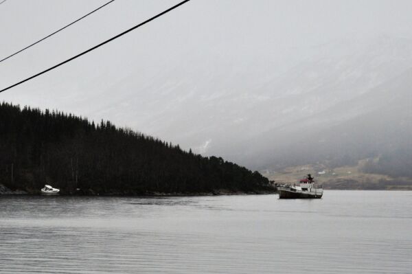 Det ligger to etterlatte båtvrak i Misværfjorden