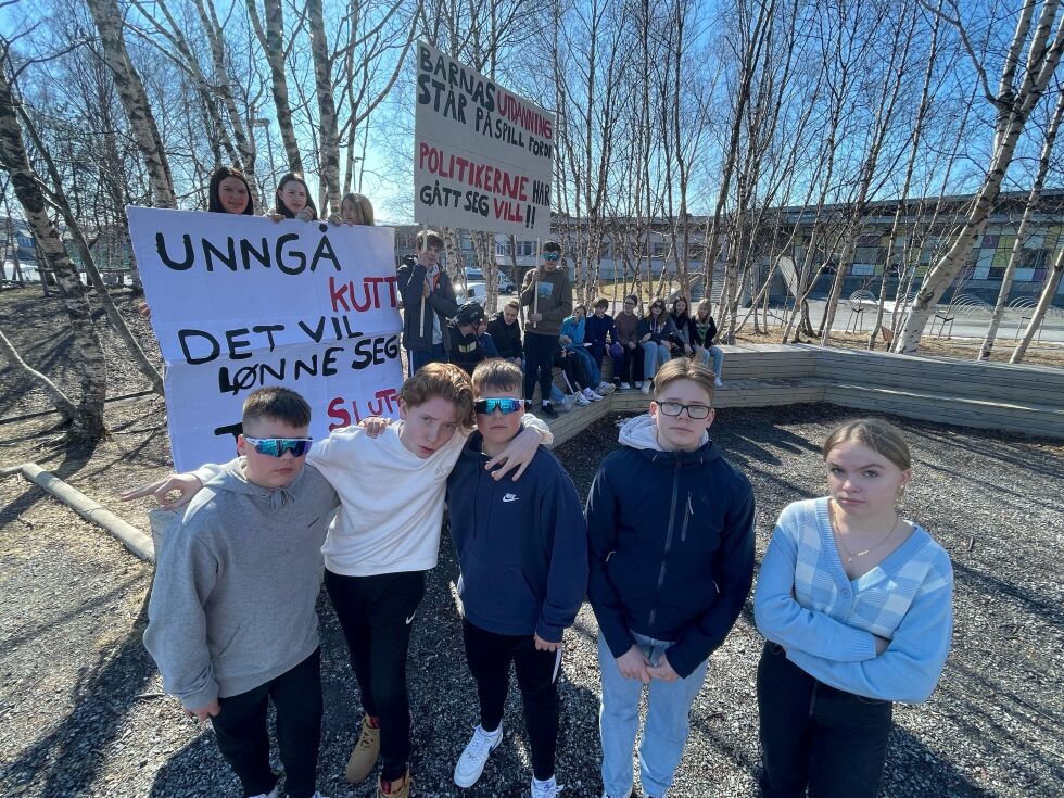 ENGASJERTE ELEVER. Elevene ved Vestmyra skole er klare på at de ikke aksepterer de planlagte kuttene ved skolen.
 Foto: Helge Simonsen