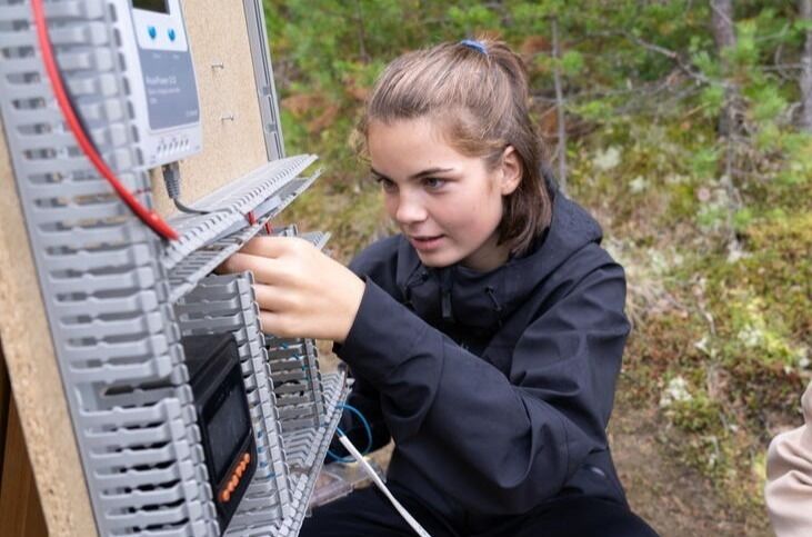 LÆRTE MYE NYTT. Maja Angelini (15) fikk innblikk i hvordan et solcellepanel fungerer og hvordan det kan være med på å drive en vannpumpe. 

Begge foto: Stian A. Olsen