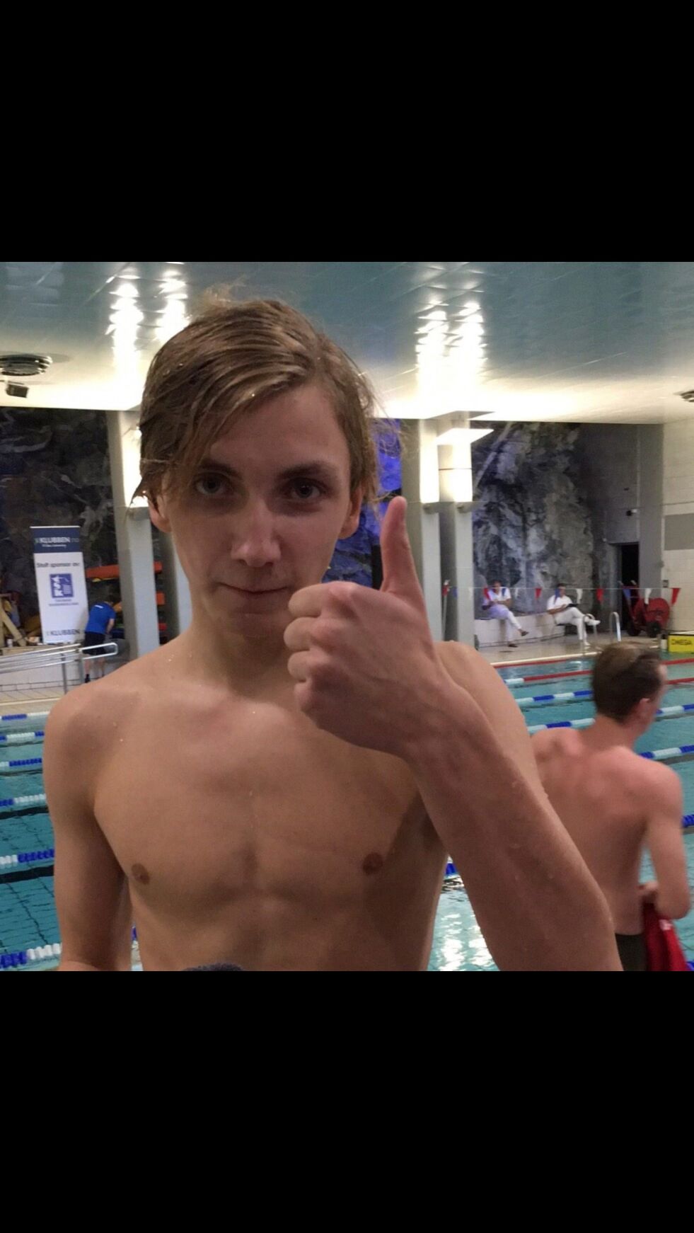 VANT. Selv etter å ha svømt et lass med krevende øvelser, hadde Simen Engan nok krefter til å slå sin egen trener i en tett duell i bassenget på Tverlandet. Foto: FSK
