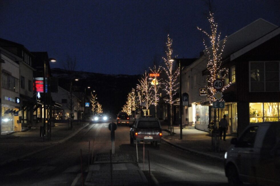 KJEMPEBRA. Slik ser det ut i mørket med den nye julegata på Fauske. Det gjenstår noen trær før alt er på plass til julegateåpningen til helgen. Foto: Arild Bjørnbakk