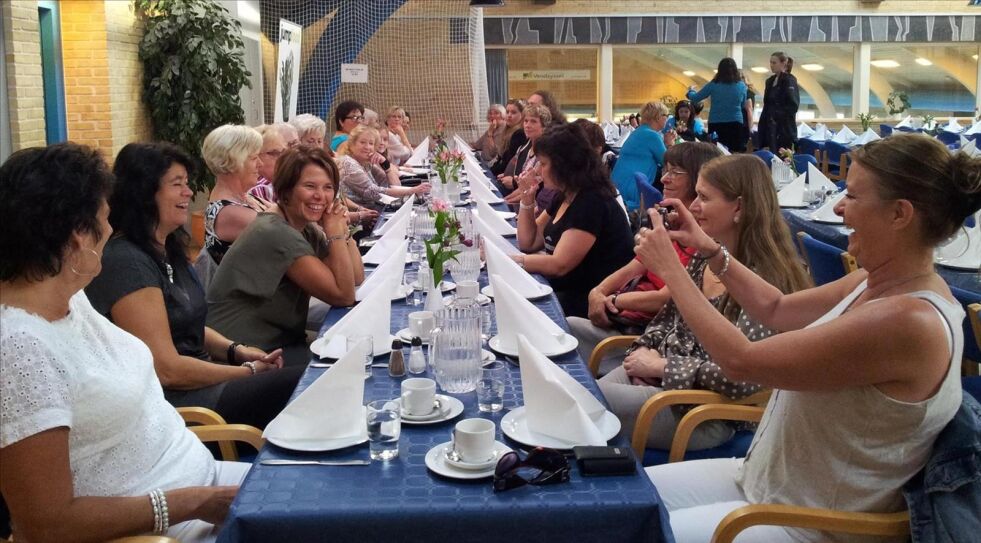 BANKETT. Her koser damene i Rognan damekor seg på banketten på Blokhus internasjonale korfestival. Foto: Carina Therese Karlsen