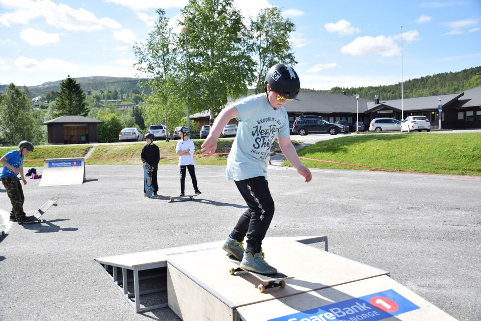 Skating er en av aktivitetene på friluftsskolen i Sørfold.
 Foto: Ina Sand Solli