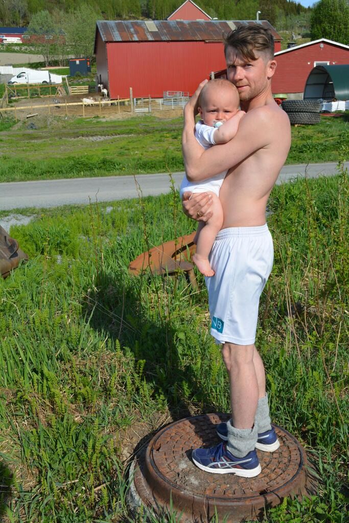 FALT NED I KUM. I denne kummen falt Ørjan Simonsen med sin ni måneder gamle sønn i en bæresele på ryggen. Reflekshandling fra Ørjan berget de to fra en alvorlig ulykke. Foto: Ole Kristian Andreassen