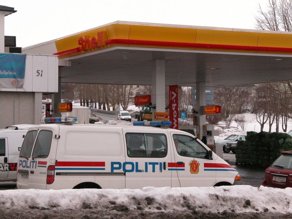 POLITIAKSJON. Bevæpnet politi måtte natt til tirsdag rykke ut til Shell for å ta hånd om en 18-åring som forskanset seg på et kontor på bensinstasjonen. Bildet er fra en politiaksjon i 2005. Arkivfoto: Eva Winther