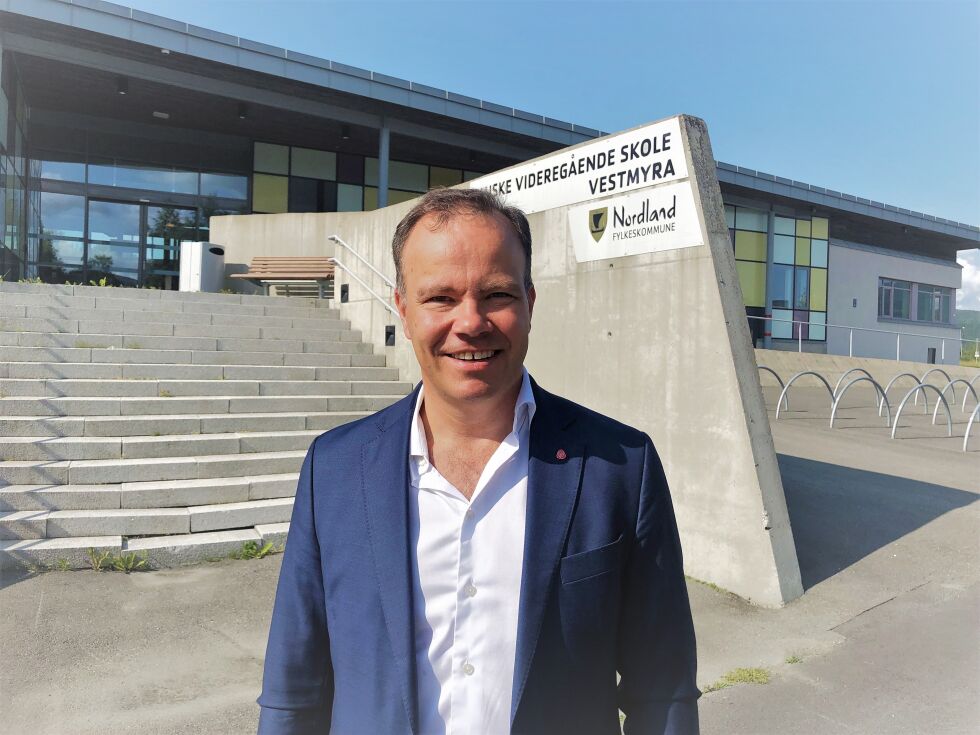 Fylkesrådsleder Tomas Norvoll foran Fauske videregående skole.
 Foto: Maria Edvardsen