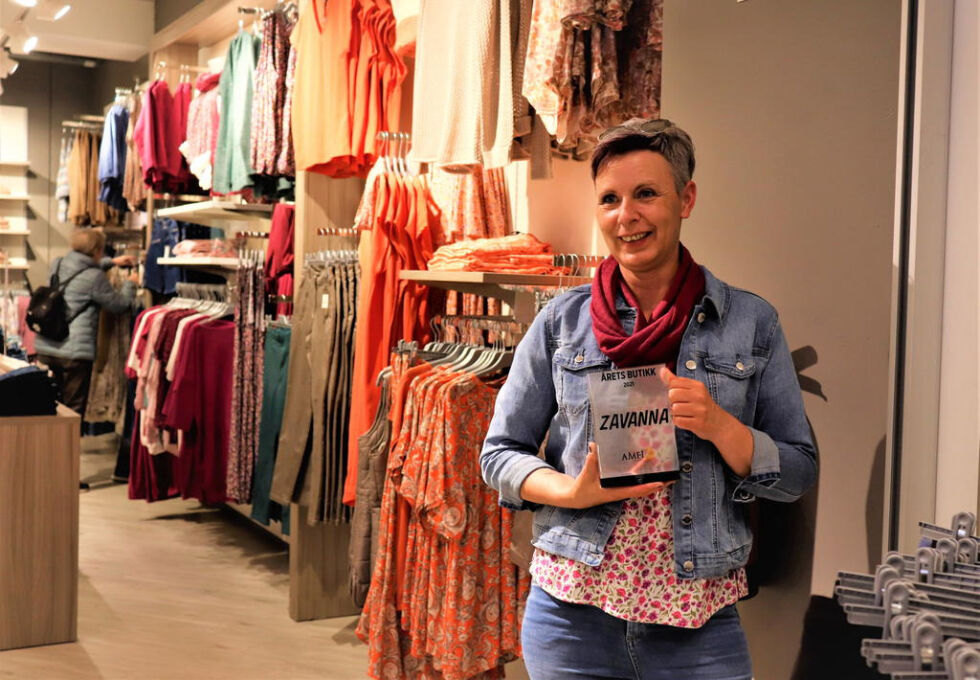 STRÅLENDE FORNØYD. Butikksjef Inger-Lise Tolstadløkken er kjempe-

glad før at hennes butikk ble Årets butikk 2021.
 Foto: Anita Sjåvik