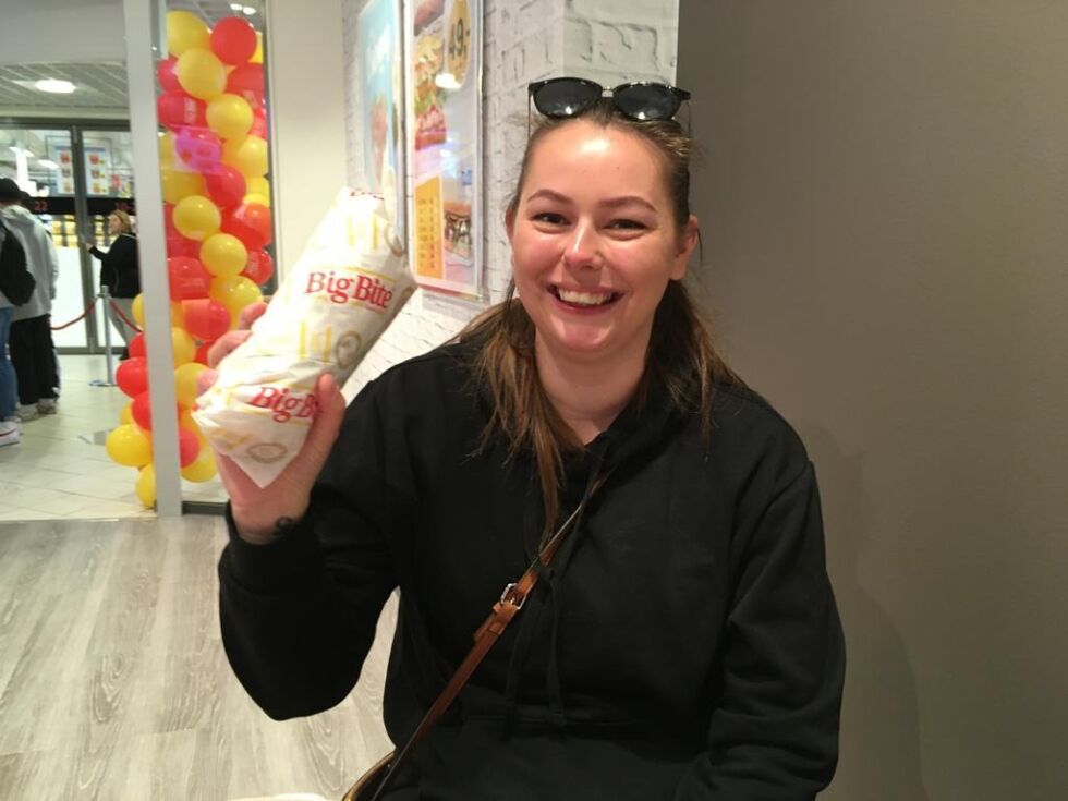 FORNØYD. Esther Johansen (25) var godt fornøyd med å få seg et Big Bite-måltid som lønsj på bursdagen.
 Foto: Tarjei Abelsen
