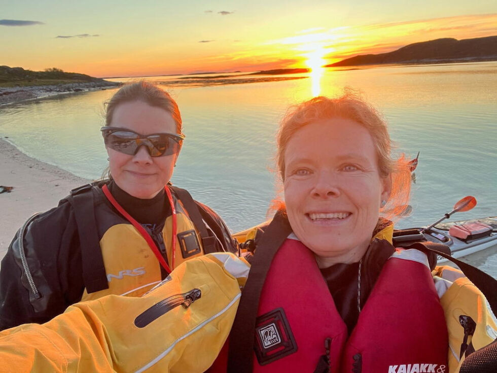 VENNINNER PÅ TUR. Berit Madsen (t.v.) og Sylvia Bredal har brukt sommeren på å utforske Nordland fra kajakk. Alle f
 Foto: oto: Sylvia Bredal