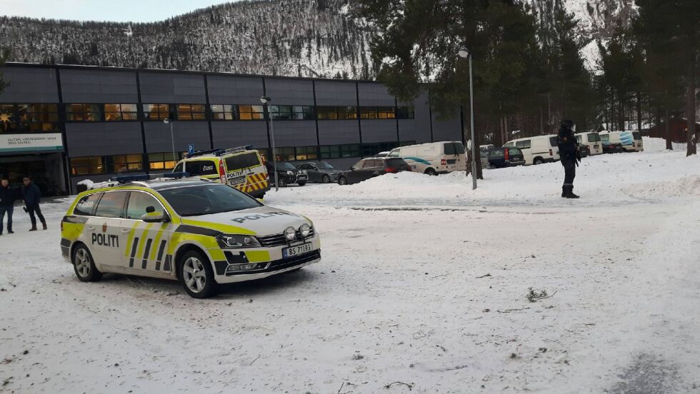 KAOTISK. Politi bevæpnet med maskinpistoler er på plass ved Saltdal videregående skole.
 Foto: Robert Jentoft