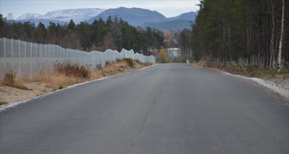 VEIEN. Den nye veien ligger langs Nordlandsbanen på sørsiden av Nexans. Kostnaden var på over fire millioner kroner. Foto: Sverre Breivik