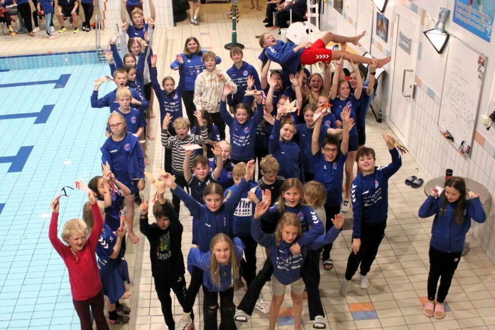 TOPP STEMNING. De unge og lovende svømmerne som deltok på rekruttstevnet på Fauske forrige helg storkoste seg i Fauskebadet.
 Foto: Terje Mohus