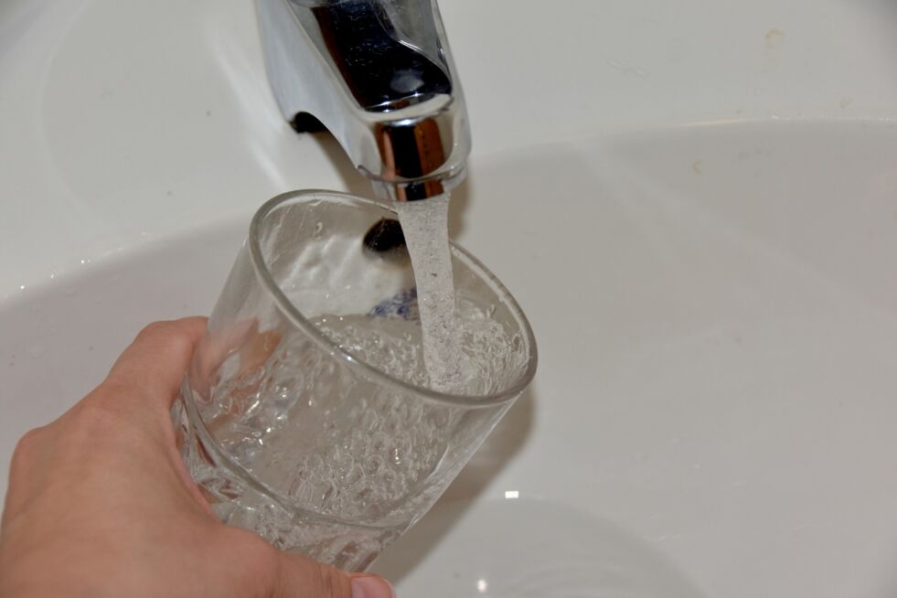 Fauske kommune håper på å få reparert vannlekkasjen i løpet av mandag. Etterpå bør de berørte abonnentene spyle rikelig med kaldvann til trykket er tilbake.
 Foto: Arkiv