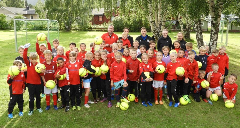 RIKERE. Alle de som var med på fotballskolen i Kraneparken på Rognan dro hjem med mer kunnskap om sporten, tettere vennskap, og en helt ny ball. Alle foto: Sverre Breivik