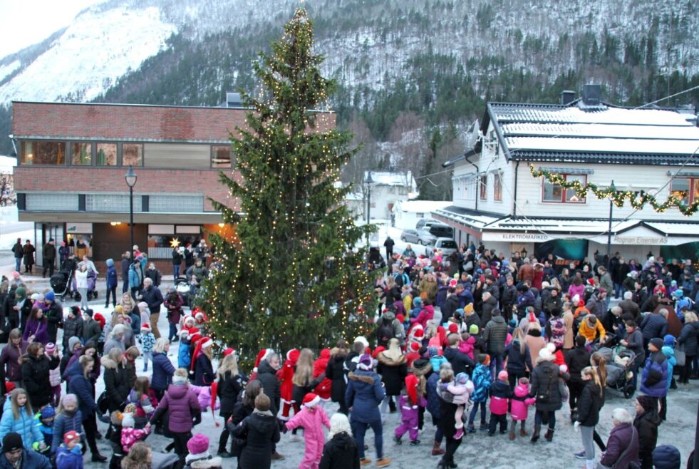 RUNDT TREET. Her går folk sammen med smånissene rundt juletreet og synger anført av sogneprest Harald Pedersen Fylling. Foto: Knut F. Olsen