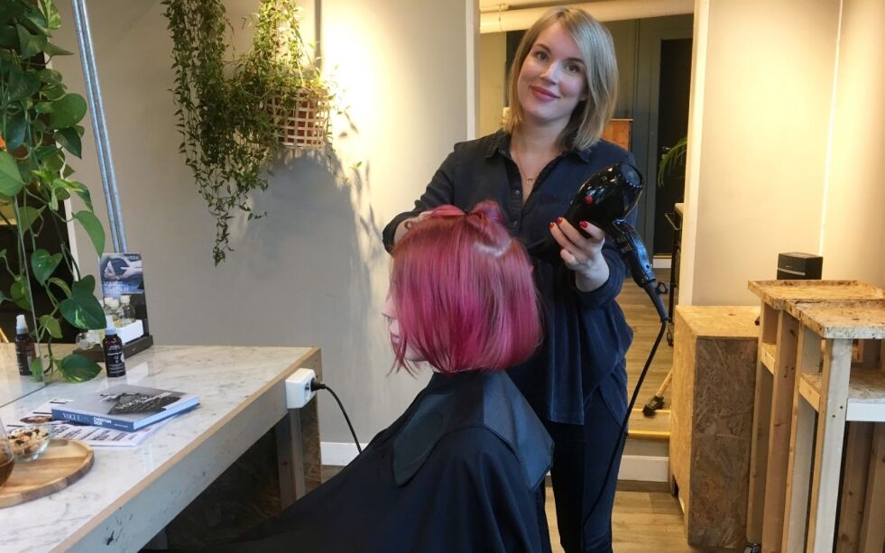 KAN BLI ÅRETS FRISØR. Elisabeth Rendall (34) fra Fauske har vært frisør i 14 år. I dag er hun en av to drivere på Coma frisør i Trondheim, og hun er nominert til å bli Årets frisør. Foto: Coma frisør