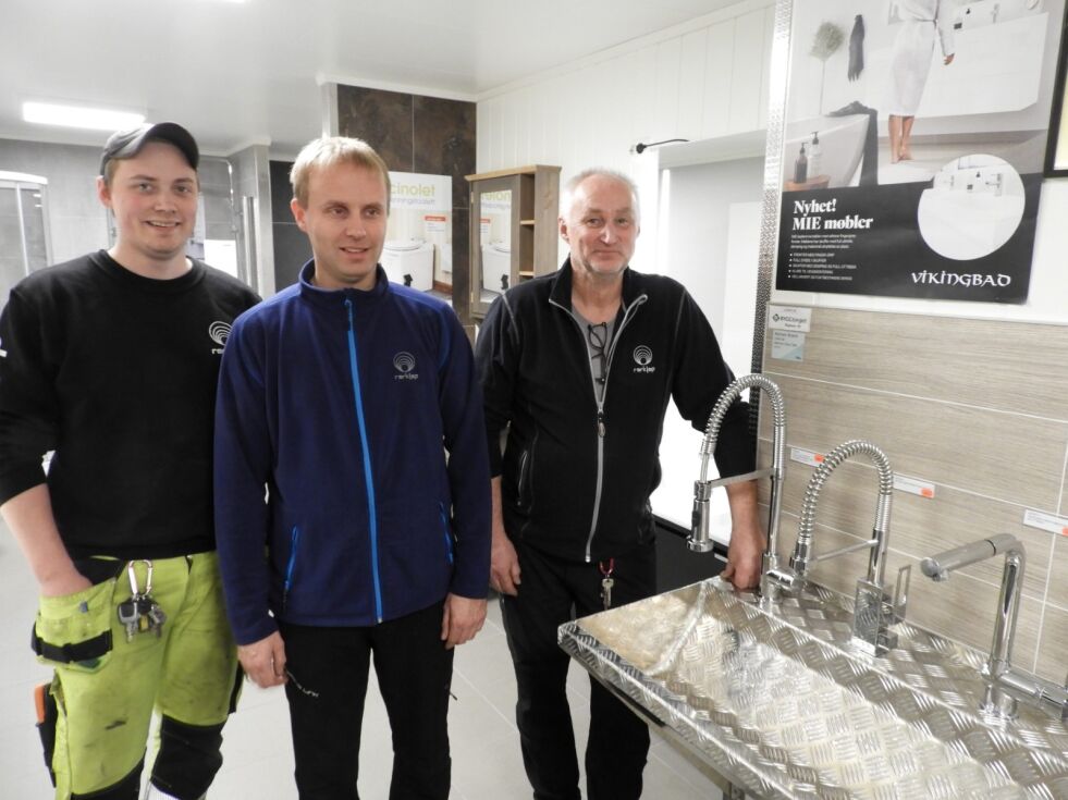 STOLTE OG SPENTE. Fra venstre står Jan Erik Westgård, Ørjan Moland og Stein Westgård, klare til å imøtegå alle kundenes behov. Vasken har de laget helt selv i eget verksted og den tillater kundene å prøve de ulike vannkranene. Foto: Sverre Breivik