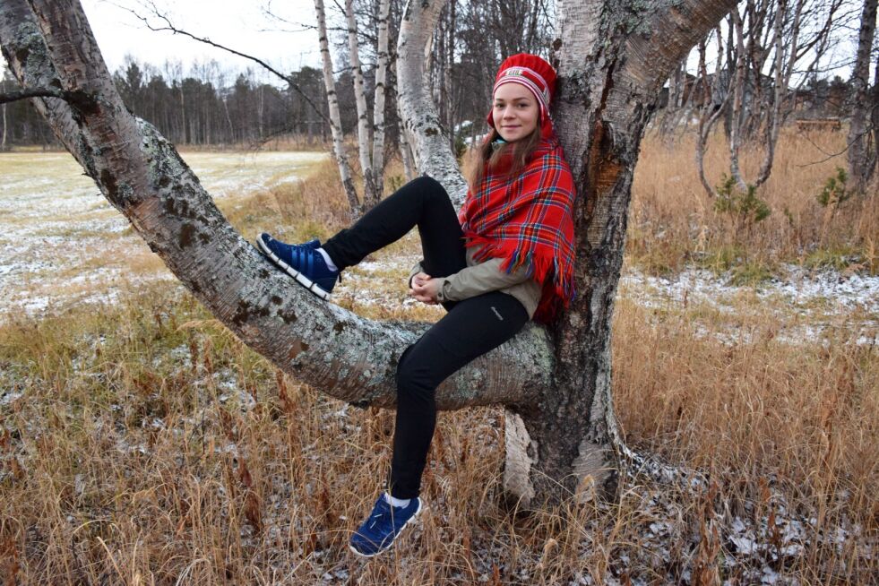 SYNGER. Elin Oskal fra Saltal gjester den nyeste låten fra den samiske superstjernen Jon Henrik Fjällgren.
 Foto: Frida Kalbakk