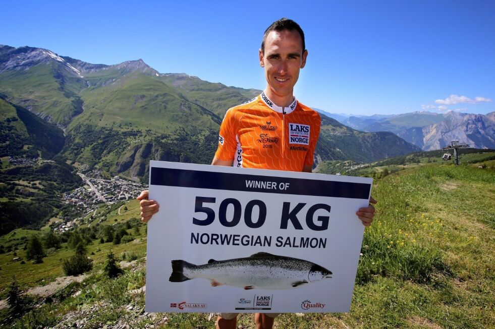 FISKE-PREMIE. Jean-Marc Bideau vant laksepremien da han var førstemann som passerte klatrepunktet i Lavangseidet i Troms på den andre etappen. I år vil det deles ut nye 500 kilo laks, i samarbeid med Salten Aqua, til en heldig syklist.