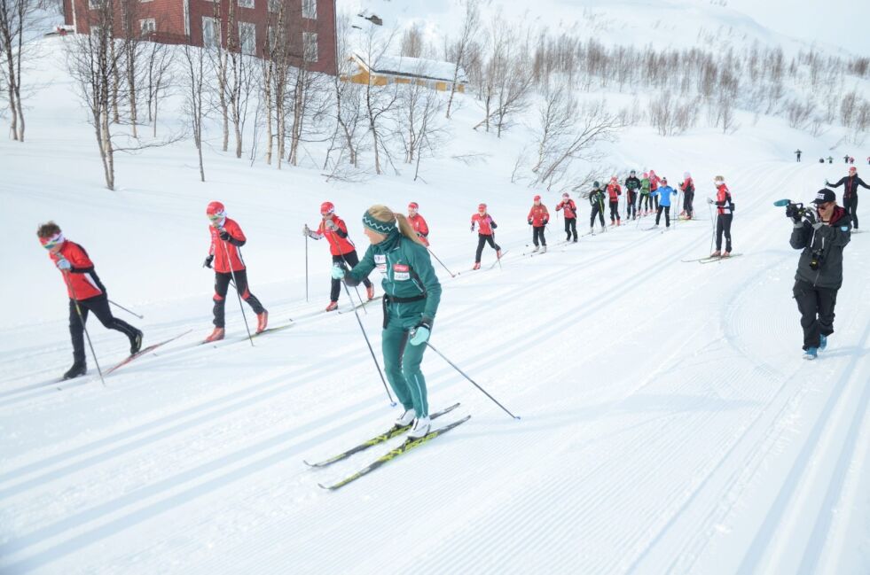 IMPONERT. Therese Johaug lot seg imponere av teknikken til de unge løperne da hun var instruktør på skiskole i Sulis.