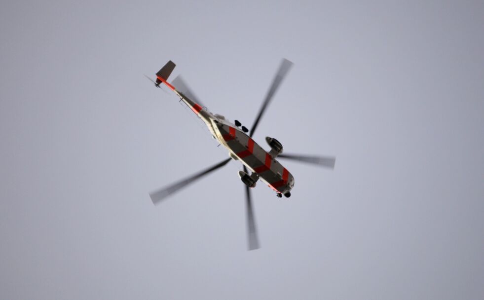 Dette redningshelikopteret var på Fauske søndag for å hente en dame som hadde bruket beinet.
 Foto: Bjørn L. Olsen