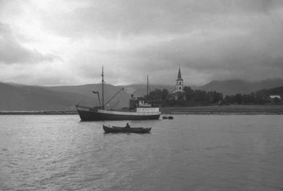 Fiskebåten "Brenning" forliste i mars 1956. Nå vises dokumentaren om det som skjedde i rådhussalen 4. april.
 Foto: Lyder Kvantoland/Nordlandsmuseet