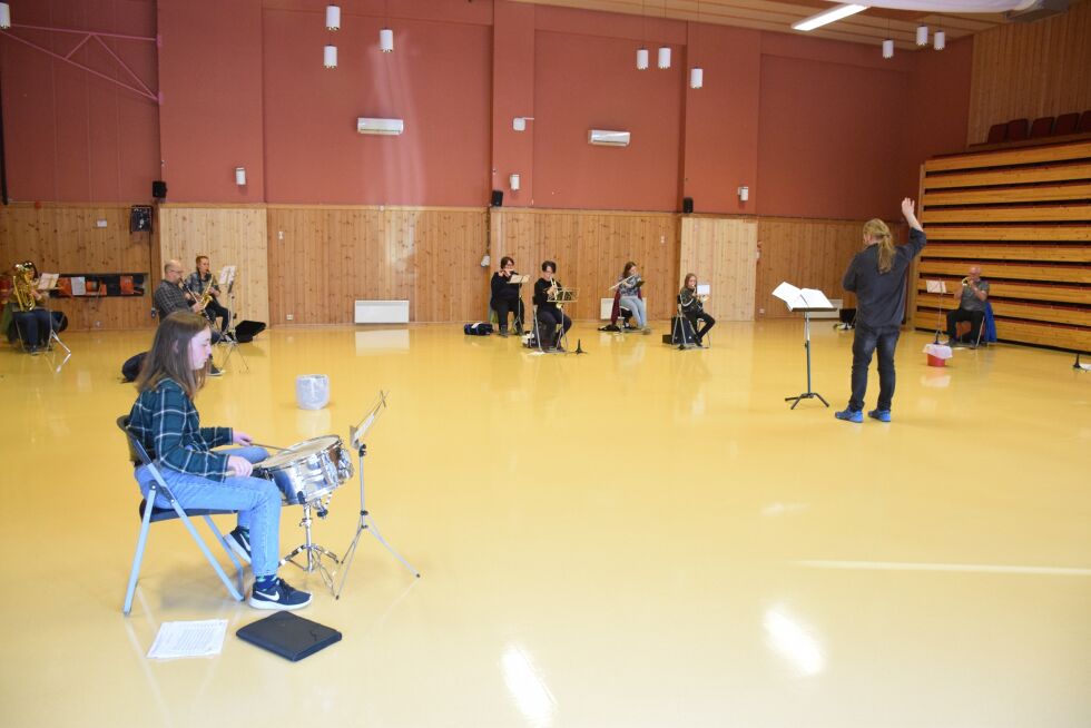 ØVER. Musikantene forbereder seg til 17. mai, der de skal spille på Straumen og i Røsvik.
 Foto: Eva S. Winther
