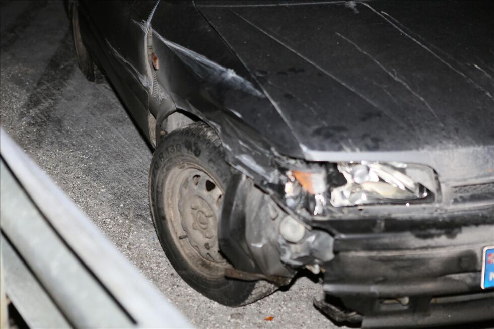 TRAFF AUTOVERNET. Onsdag kveld mistet en ung dame kontrollen på bilen og kjørte inn I autovernet sør for Setså-tunnelen. Foto: Bjørn L. Olsen