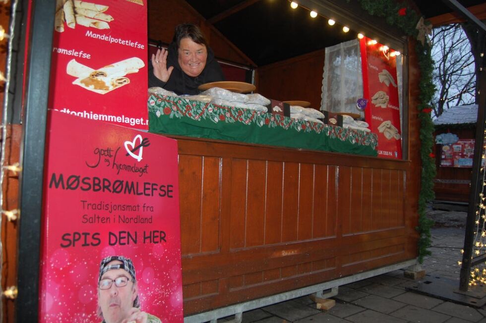 TREKKPLASTER. Møsbrømlefsa har fått plass på den største plakaten hos Nina Eide på julemarkedet. F
 Foto: Stig Bjørnar Karlsen