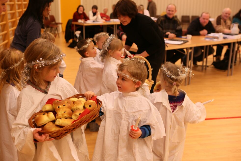 Etter at barne hadde sunget luciasangen, leverte de ut selvbakte lussekatter.
 Foto: Bjørn L. Olsen