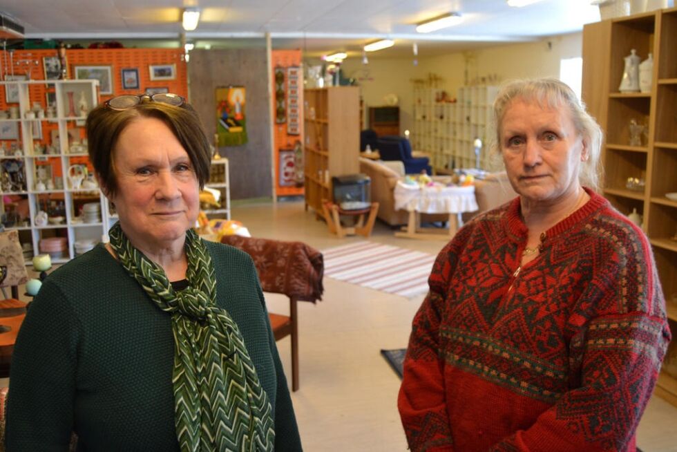 BRUKTBUTIKK. Ellinor Larsos (67) (t.v.) og Elise Lauritzen (65) kan varte opp med 150 kvadratmeter bruktbutikk på Tollå
 Foto: Ole Kristian Andreassen