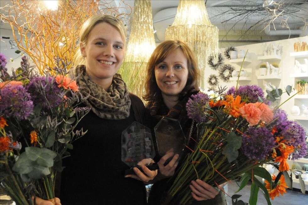 TIL NM. Kristine Sjø (t.v.) og Karina Haugberg jobber begge på Spire Blomsterhåndverk på Amfi på Fauske. I helga gikk de til topps i distriktmesterskap i blomsterbinding, og kan nå gjøre seg klare til Norgesmesterskap. Foto: Frida Kalbakk