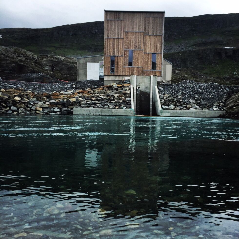 KRAFTVERK. Storelvvatn kraftverk ligger ved Lomivatnet. Kraftforsyningen i Norge er ikke truet av tørken, siden vi har en del vann å ta av. Men strømregningen kan bli høyere i 2018 enn den var året før. Foto: SKS