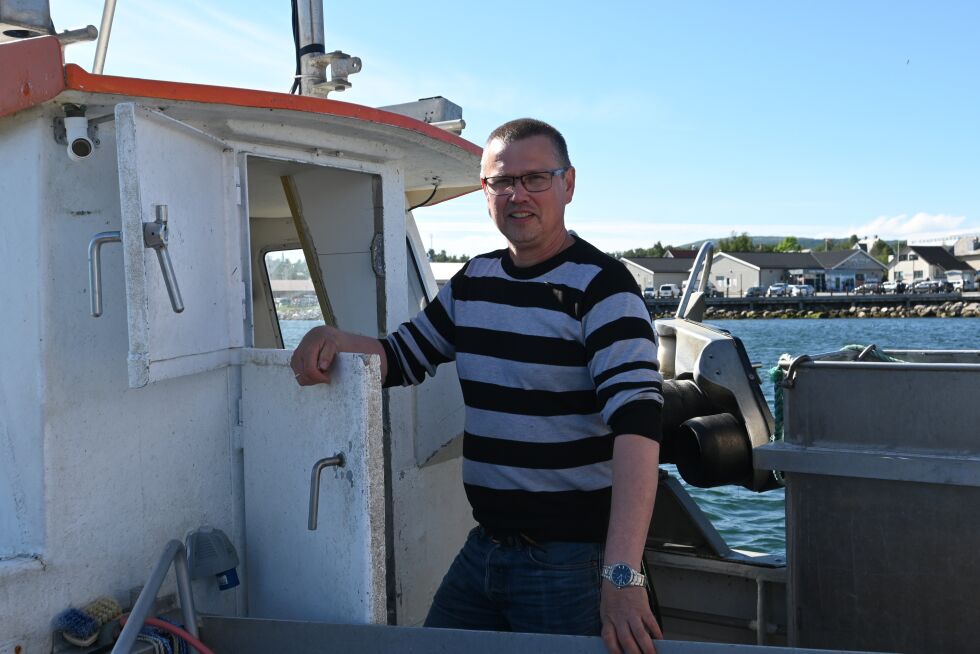 RYKENDE FERSK KAPTEIN. Åge Jakobsen tok sats og reiste til Trondheim for å hente seg en fiskebåt. Nå er han stolt kaptein på 26 fots sjark som er fullt rigget for garnfiske.
 Foto: Lise Berntzen