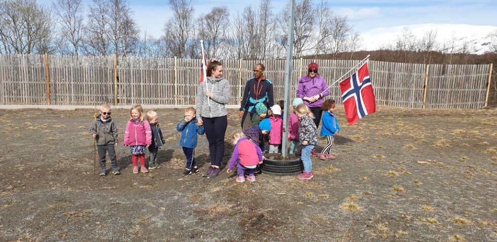 Onsdag. feiret Valnesfjord barnehage 17. mai litt på forskudd. De gikk vi i 17. mai-tog i nærområdet til barnehagen, inndelt i kohorter for å holde smitteverntiltakene.
 Foto: Valnesfjord barnehage