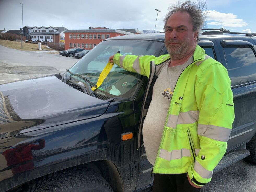 600 KRONER. Bjørn Inge Gabrielsen ble på gul lapp bedt om å betale parkeringsgebyr for å ha parkert på sin egen eiendom.
 Foto: Frank Øvrewall
