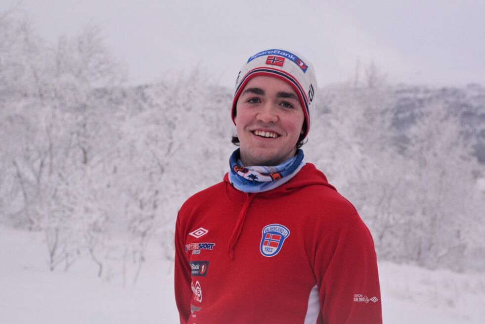 LÆRER FRA SEG. I fem-seks sesonger var Kristoffer Hagenes (17) blant fylkets beste skiløpere. Nå har han valgt å avslutte toppsatsinga, og kjenner på et savn. Men han syns samtidig det er givende å lære bort sin ski-kunnskap til barn og ungdom i Valnesfjord. Foto: Maria E. Trondsen