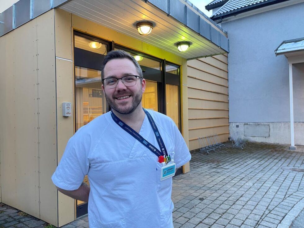 FORSIKTIGHET. Sykepleier Jonas Næstby Eilertsen har testet seg tre ganger uten å ha korona. Han tester seg heller en gang for mye. Foto: Helge Simonsen